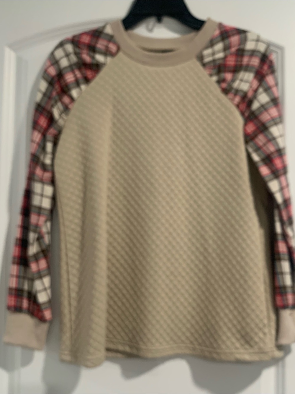 SHEIN Beige Quilted Raglan Sweatshirt with Pink Plaid Sleeves